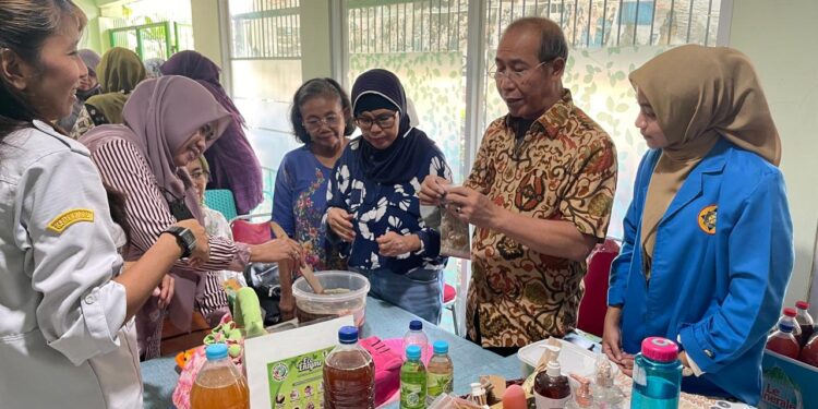 Tata Kelola Keuangan Bank Sampah Produsen Eco Enzyme di Tangerang Selatan