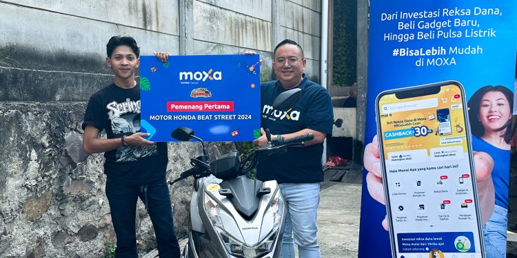 Moxa Serahkan Honda Beat untuk Juara Pertama Permainan Ambil Emas Batangan Localicious