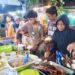 Penyuluh Agama Islam Ciputat Bagikan Daging Kurban di Wilayah Kaum Rentan