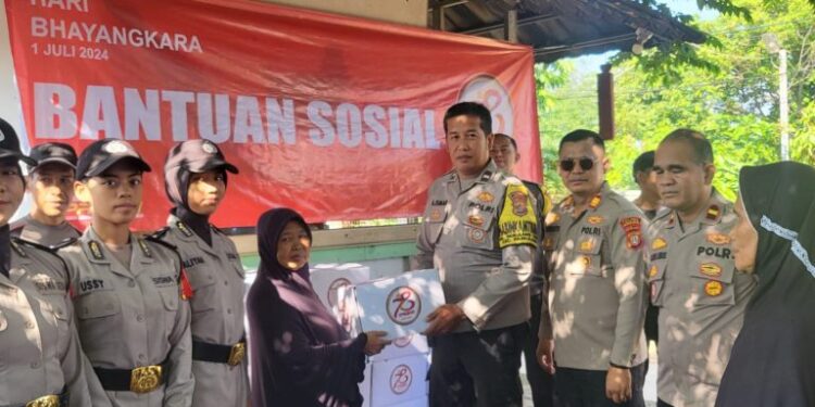 Peringati HUT Bhayangkara ke-78, Polsek Pamulang Distribusikan Bantuan Sosial ke Warga