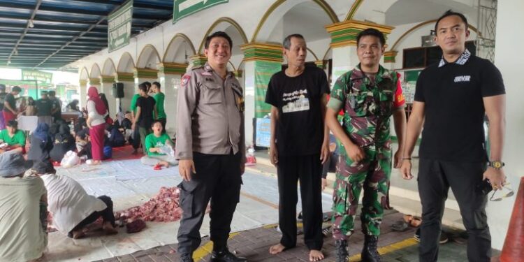 Camat, Bhabinkamtibmas Bersama Babinsa Saksikan Langsung Penyembelihan Kurban di Ciputat Timur