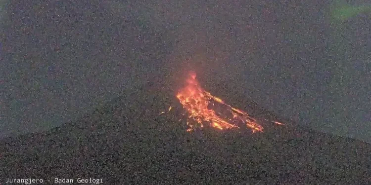 Gunung Merapi Semburkan Awan Panas, Statusnya Level Tiga Siaga