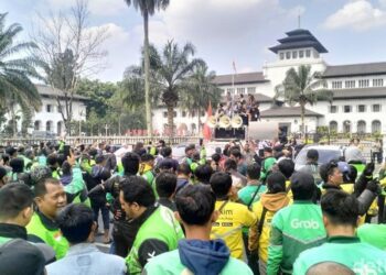 Tuntut Hapus Tarif Murah, Pengemudi Online Se-Jabar Gelar Aksi Demo Depan Gedung Sate