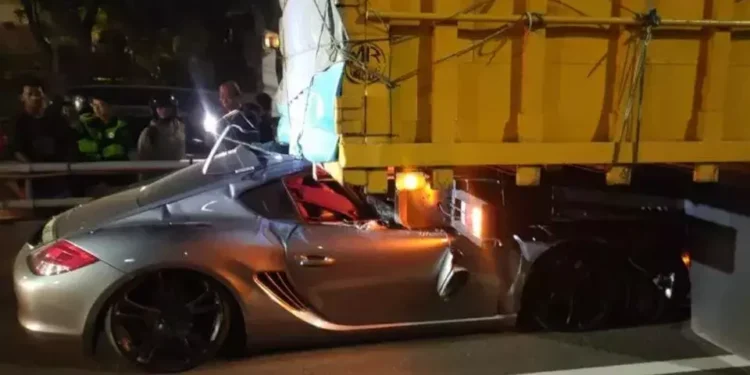 Mobil Mewah Menabrak Truk, Pengemudi Meninggal Dunia di Tempat