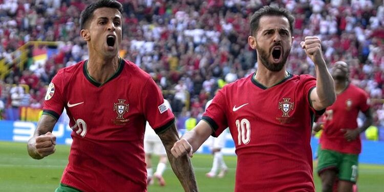 Bernardo Silva (kanan)