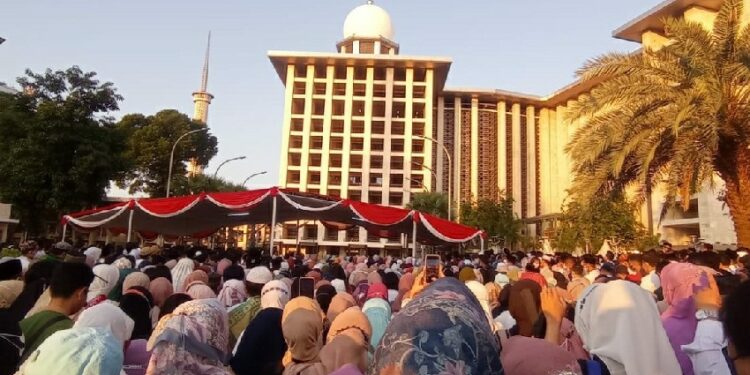 Indahnya Toleransi, Jamaah Sholat Idul Adha Masjid Istiqlal Diperbolehkan Parkir di Gereja Katedral
