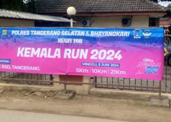 Sosialisasikan Kemala Run 2024, Polres Tangsel Beserta Jajaran Lakukan Pemasangan Spanduk