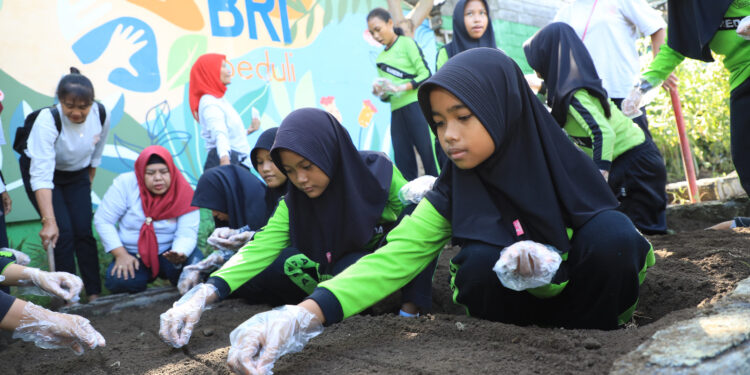 Peringati Hari Anak Nasional, Ini Cara Unik BRI Ajak Anak SD Belajar Tanam Hidroponik