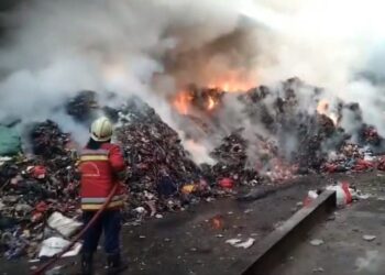 Kebakaran Landa Tempat Pengolahan Sampah di ITF Pondok Aren
