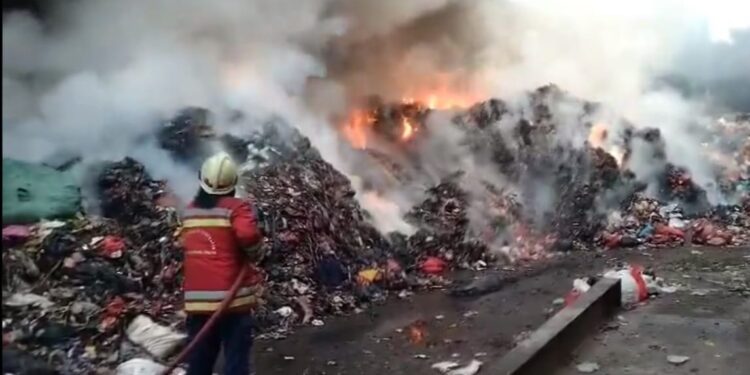 Kebakaran Landa Tempat Pengolahan Sampah di ITF Pondok Aren