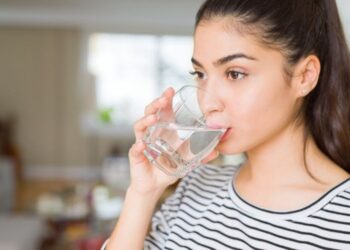 Lima Manfaat Penting Minum Air Putih di Pagi Hari Sebelum Sarapan