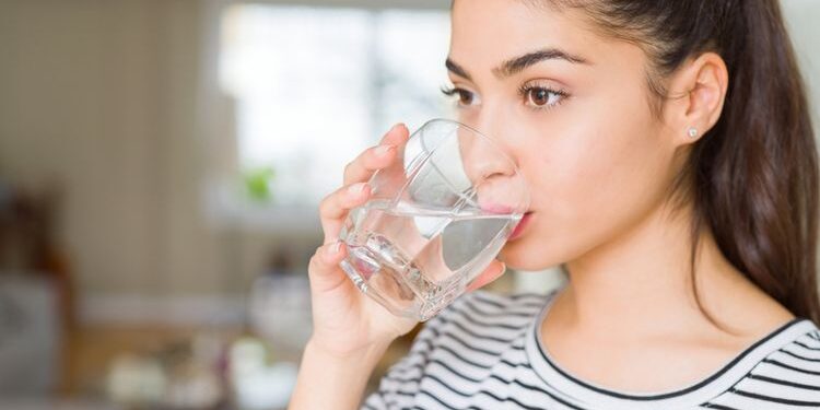 Lima Manfaat Penting Minum Air Putih di Pagi Hari Sebelum Sarapan