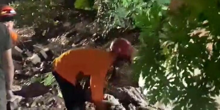 Hujan Deras, Longsor Tutup Akses Jalan di Babakan Setu Tangsel