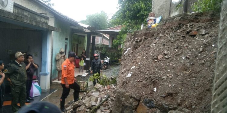 Akibat Hujan Deras di Tangsel, Sejumlah Titik Dilanda Banjir dan Tanah Longsor