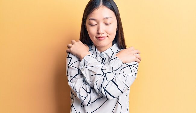 Mengenal Terapi Emosi Butterfly Hug, Apakah Itu?