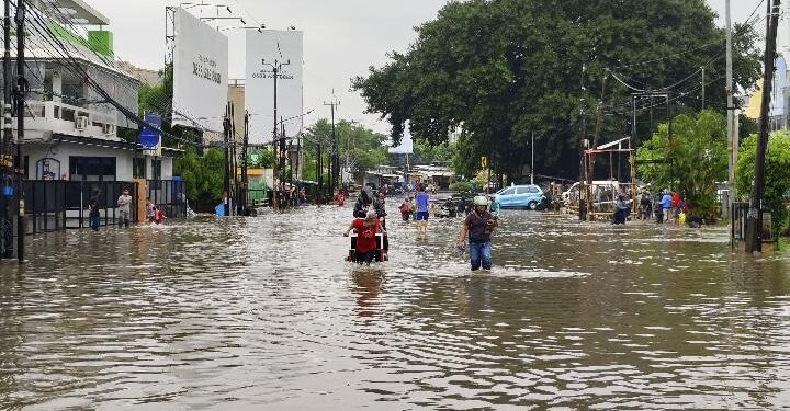 Banjir Terjang Jalan Ciledug Arah Joglo Jakbar, Motor Dianjurkan Putar Balik