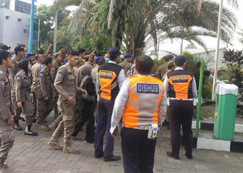 Berakhir Ricuh, Massa Unjuk Rasa di Depan Puspemkot Tangsel Dibubarkan Paksa