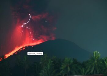 Gunung Ibu Erupsi Lagi, Keluarkan Abu, Lava Pijar dan Dentuman Kilat