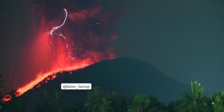 Gunung Ibu Erupsi Lagi, Keluarkan Abu, Lava Pijar dan Dentuman Kilat