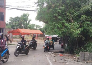 Bikin Macet, Warga Pamulang Keluhkan Kabel yang Terjuntai Semrawut ke Jalan Raya
