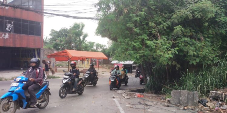 Bikin Macet, Warga Pamulang Keluhkan Kabel yang Terjuntai Semrawut ke Jalan Raya