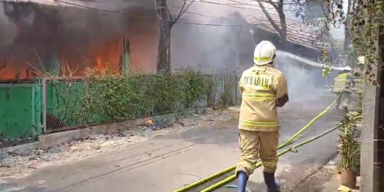 Kebakaran di SDN 01 Pondok Bambu, Seluruh Kelas dan Kantin Hangus Dilalap Api