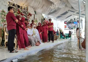 Pasangan di Cirebon Menikah di Tengah Banjir, Pengantin Pria: Saat Resepsi Air Setinggi Betis
