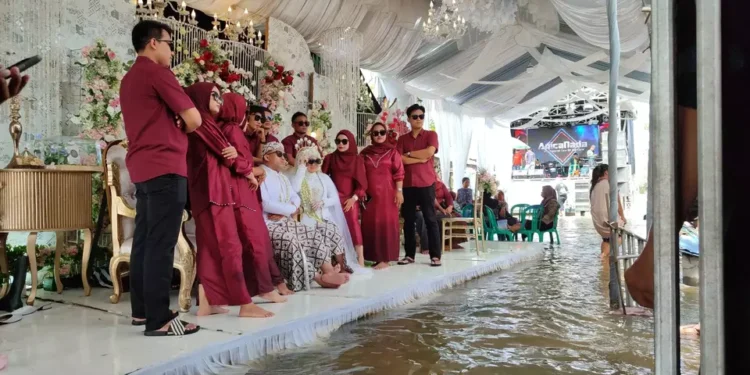 Pasangan di Cirebon Menikah di Tengah Banjir, Pengantin Pria: Saat Resepsi Air Setinggi Betis