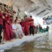 Pasangan di Cirebon Menikah di Tengah Banjir, Pengantin Pria: Saat Resepsi Air Setinggi Betis