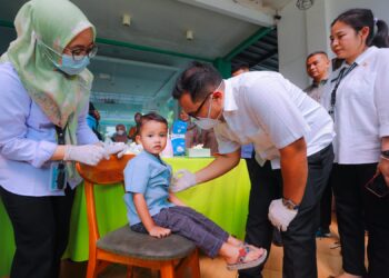 Sukseskan PIN Polio, Pilar Turut Berikan Imunisasi ke Anak Balita