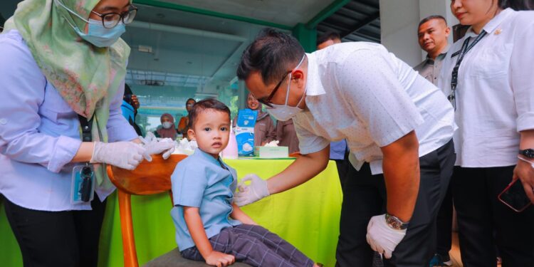 Sukseskan PIN Polio, Pilar Turut Berikan Imunisasi ke Anak Balita
