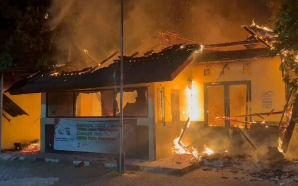 Diduga Korsleting Listrik, Pospol Polsek Pondok Aren di Graha Raya Ludes Terbakar