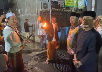 Sambut Tahun Baru Islam, Ratusan Warga Kedaung Ikuti Pawai Obor