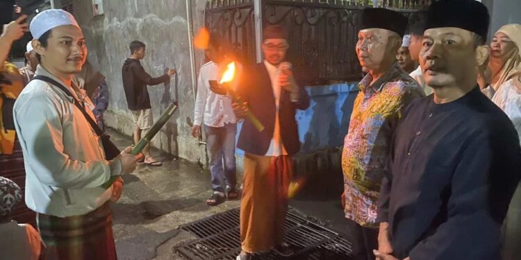 Sambut Tahun Baru Islam, Ratusan Warga Kedaung Ikuti Pawai Obor