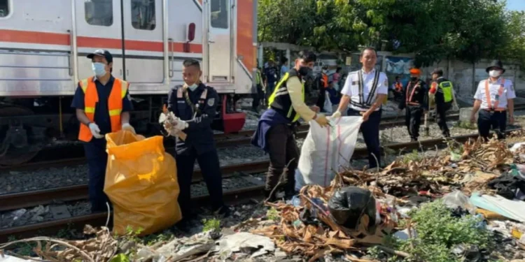 Buang Sampah di Kereta Api dan Jalur Rel Bakal Kena Denda Rp15 Juta