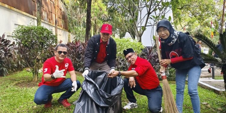 PDI-P Kota Tangsel Menggelar Gerakan Operasi Bersih di Serpong