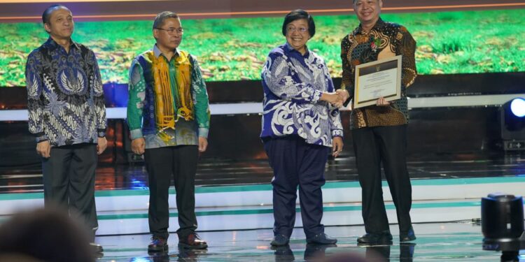 Dukung Sekolah Adiwiyata, Wali Kota Tangsel Raih Penghargaan dari KLHK