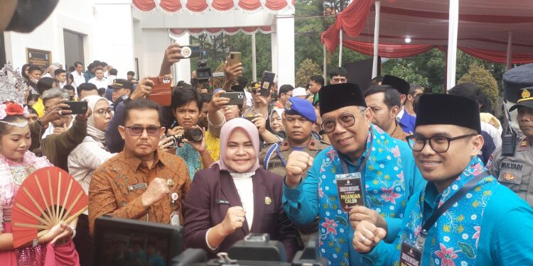 Pasangan Benyamin Davnie-Pilar Saga Ichsan Tiba di KPU Tangsel Diiringi Ratusan Massa Pendukung