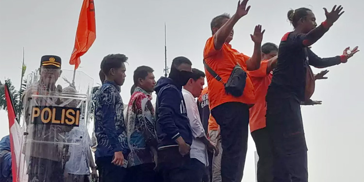 Dilempari Botol saat Temui Pendemo, Habiburokhman Nyatakan Hal Ini