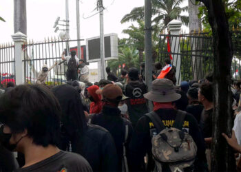 Suasana Memanas, Demonstran Coba Merangsek Masuk Gedung Usai Jebol Pagar DPR