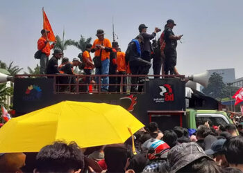 Jalan Depan Gedung DPR Ditutup Imbas Demo Tolak Revisi UU Pilkada