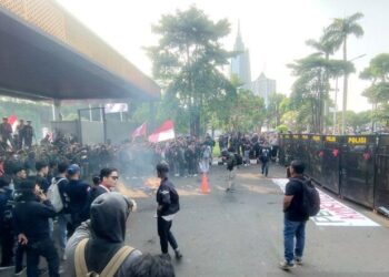 Padamkan Api dengan Selang Air, Polisi Dilempari Batu dan Botol oleh Pendemo