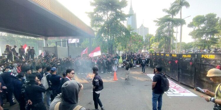 Padamkan Api dengan Selang Air, Polisi Dilempari Batu dan Botol oleh Pendemo