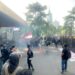 Padamkan Api dengan Selang Air, Polisi Dilempari Batu dan Botol oleh Pendemo