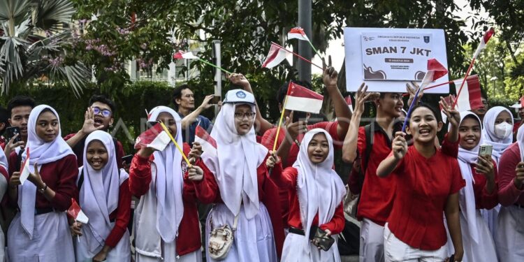 Menuju IKN, Kirab Bendera Pusaka Merah Putih Diiringi Abang-None Hingga Pamong Praja