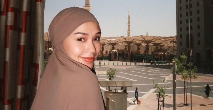 Selebgram Ini Diteriaki ‘Haram’ Saat Umroh Gara-Gara Bawa Ini