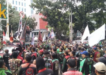 Aksi Demo Ojol Blokade Akses Jalan Budi Kemuliaan, Sempat Ricuh dengan Polisi