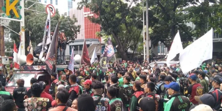 Aksi Demo Ojol Blokade Akses Jalan Budi Kemuliaan, Sempat Ricuh dengan Polisi