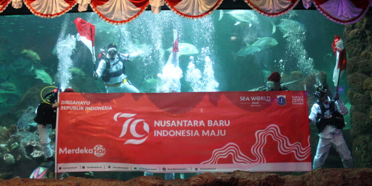 Ancol Hadirkan Beragam Acara Spesial di HUT RI ke-79, Kibarkan Bendera di Aquarium Rasaksa