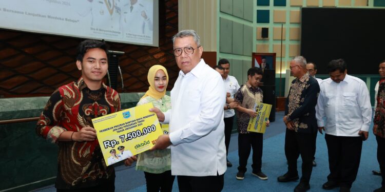 Fenomena Mahasiswa Terjerat Pinjol, Pemkot Tangsel Serahkan Bantuan Biaya Perkuliahan